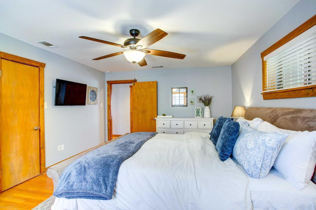 Cedar Creek Lakefront Vacation Rental With Pool Gun Barrel City Exterior foto