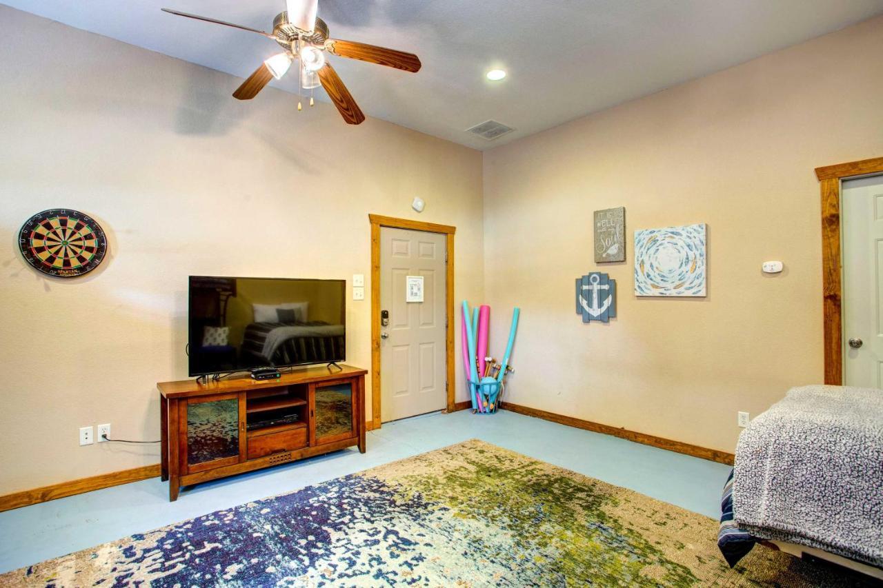 Cedar Creek Lakefront Vacation Rental With Pool Gun Barrel City Exterior foto