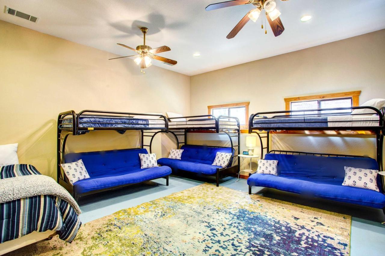 Cedar Creek Lakefront Vacation Rental With Pool Gun Barrel City Exterior foto